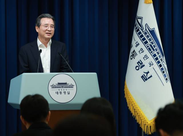 ▲김용범 대통령실 정책실장이 31일 서울 용산 대통령실 청사에서 한미 관세 협상 타결 관련 브리핑 뒤 취재진의 질문에 답하고 있다. ⓒ연합뉴스