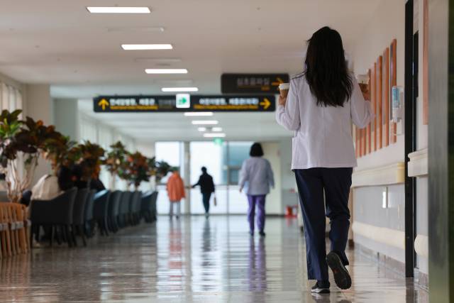 ▲정부의 의과대학 증원에 반발해 병원을 떠난 전공의들이 여전히 돌아오지 않으면서 지난해 주요 상급종합병원인 '빅5' 병원 의사가 36%가량 급감했다. 2일 건강보험심사평가원에 따르면 작년 12월 말 기준 삼성서울병원, 서울대병원, 서울성모병원, 서울아산병원, 세브란스병원(이상 가나다순) 등 빅5 병원의 전체 의사 수는 4천570명으로 집계됐다. 이는 의정갈등 이전인 2023년 말 7천132명 대비 35.92% 감소한 규모다. 사진은 이날 서울 시내 한 대학병원에서 이동하는 의료 관계자. ⓒ연합뉴스
