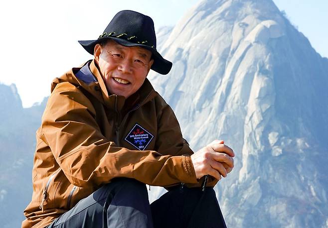 허영호 대장이 2017년 한국 최초 겨울 에베레스트 정복(1987년 12월22일) 30주년을 맞아 에베레스트 재등반에 나서면서 기념촬영을 하고 있다. 세계일보 자료사진