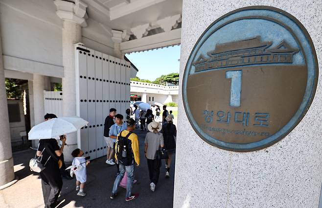 청와대 관람 일시 종료 전 마지막 주말이던 지난 27일 서울 종로구 청와대 춘추문으로 관람객들이 들어가고 있다. 뉴스1
