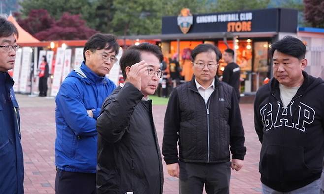 지난 5월 3일 강원FC 홈구장 출입을 금지&nbsp;당한 육동한 춘천시장이 경기장 앞에서 직원들과 이야기하고 있다. 춘천시 제공