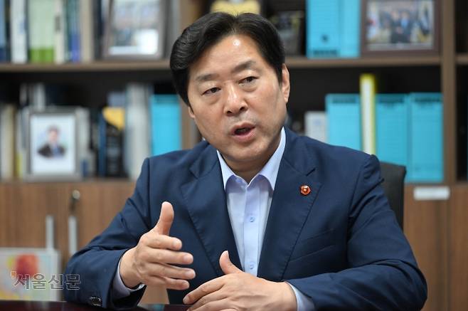 더불어민주당 최고위원 후보로 출마한 황명선 의원이 30일 국회 의원회관에서 서울신문과 인터뷰하고 있다. 홍윤기 기자