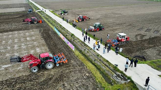 지난 4월 전남 영암군 삼호읍에서 전남농업기술원 주관으로 벼 이앙기술 연시회가 열렸다. 지금강이엔지 제공