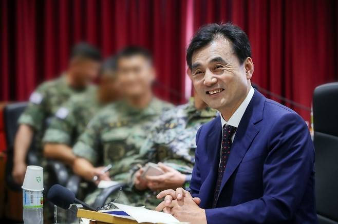 안규백 국방부 장관이 28일 육군특수전사령부 제3공수여단을 찾아 장병들과 대화하고 있다. 2025.7.28 국방부 제공