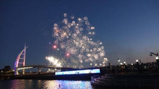 서귀포의 대표 랜드마크인 새연교에서 매주 금요일과 토요일 밤을 수놓을 주말 상설 공연 ‘금토금토 새연쇼’가 지난 25일 오후 7시 화려한 첫 무대를 선보였다. 서귀포시 제공