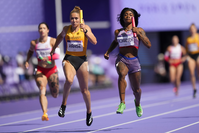 2024 파리 올림픽 육상 여자 400m 계주에서 미국의 셔캐리 리처드슨(오른쪽)이 역주하고 있다. 생드니 AP 연합뉴스