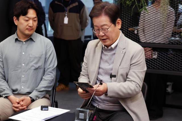 이재명 대통령이 6·3 대선을 앞두고 대선 후보로서 지난 4월 팹리스 스타트업인 퓨리오사AI를 방문해 NPU를 살펴보고 있다. 성형주 기자