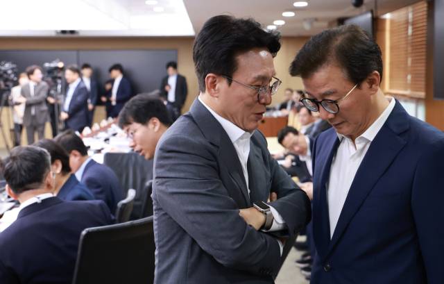 김민석(왼쪽) 국무총리와 전재수 해양수산부 장관이 30일 서울 용산 대통령실 청사에서 이재명 대통령 주재로 열린 비상경제점검 태스크포스(TF) 3차 회의에 참석해 논의하고 있다. 연합뉴스
