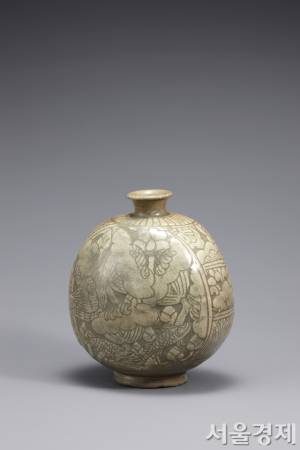 ‘국보’ 분청사기 조화박지 연어문 편병