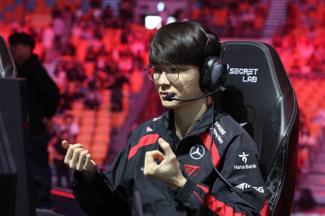 지난해 4월14일 서울 송파구 올림픽공원 KSPO돔에서 열린 '2024 리그오브레전드 챔피언스 코리아(LCK) 스프링' 결승전 T1과 젠지e스포츠의 경기에서 '페이커' 이상혁이 손을 풀고 있다. 뉴스1
