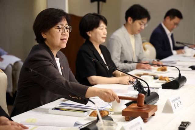 정은경 보건복지부 장관이 31일 정부서울청사에서 열린 77차 중앙생활보장위원회에서 의사봉을 두드리고 있다. 연합뉴스