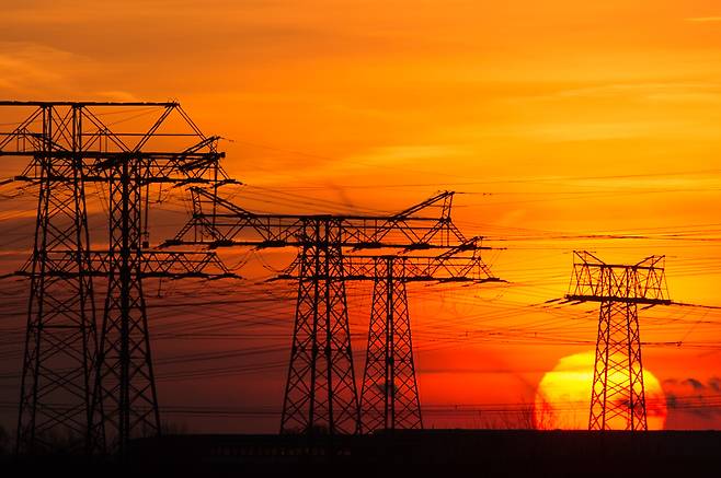 2017년 12월 독일 동북부 볼미르슈테트 지역의 고압 송전선 너머로 해가 떠오르고 있다. ⓒdpa