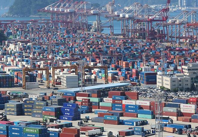 31일 부산항 신선대부두에 컨테이너가 가득 쌓여 있는 모습 ⓒ연합뉴스