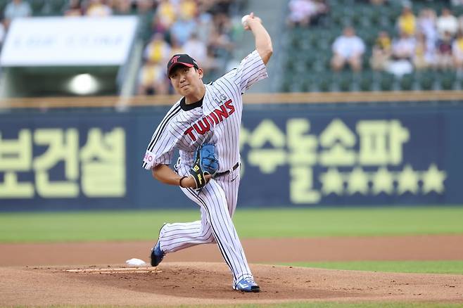 LG 손주영이 30일 잠실구장에서 열린 KT전에 선발로 등판해 힘차게 공을 던지고 있다. 손주영은 이날 7이닝 6안타 무4사구 2탈삼진 무실점 호투로 팀의 5-0 승리를 이끌었다. 약 두 달 만에 다시 7이닝을 소화하며 토종 에이스의 위용을 자랑했다. 사진제공｜LG 트윈스
