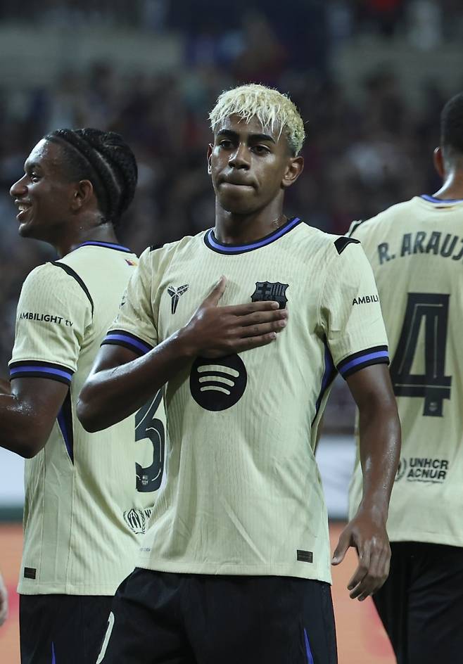 30일 서울월드컵경기장에서 열린 바르셀로나와 서울의 ‘FC바르셀로나 2025 아시아투어 에디션’ 1경기 전반을 가장 뜨겁게 달군 스타는 야말(왼쪽)이었다. 팀이 3-2로 앞선 전반동안 3골에 모두 관여하는 존재감을 보였다. 1-0으로 밪선 전반 14분 골을 터트린 뒤 기뻐하는 모습. 상암│뉴시스