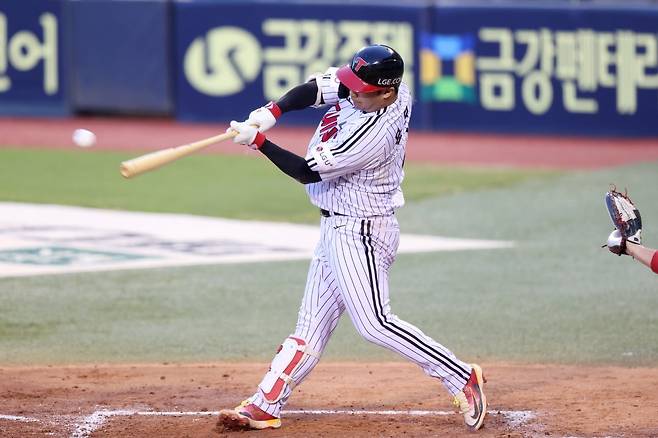 LG 문보경은 31일 잠실 KT와 홈경기에서 4번타자 1루수로 선발출전해 5타수 4안타 2홈런 6타점 4득점을 기록했다. 이날 경기를 포함해 최근 10경기 5홈런으로 뜨거운 타격감을 선보였다. 사진제공|LG 트윈스