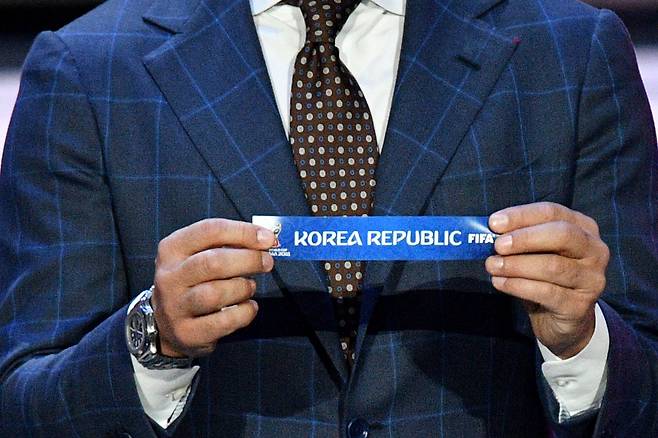 2018 러시아월드컵 조 추첨식 당시 추첨자로 나선 이탈리아의 축구 전설 파비오 칸나바로가 ‘한국’이라고 적힌 종이를 펼쳐보이고 있다. 연합뉴스