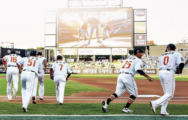 한화 선수들이 29일 대전구장에서 열린 삼성과의 홈 경기에서 경기 시작 전 각자 수비 위치로 달려가고 있다. 한화 이글스 제공