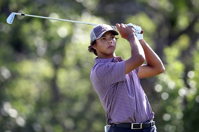 찰리 우즈가 지난 22일 열린 US 주니어 아마추어 골프 챔피언십 1라운드 도중 4번 홀에서 티샷을 하고 있다. 게티이미지코리아