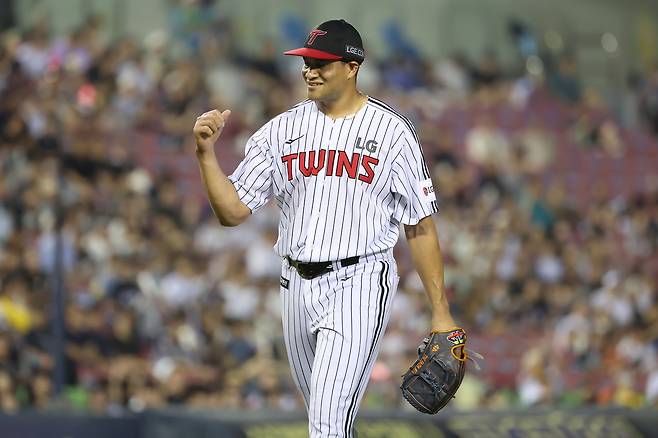 LG 요니 치리노스가 29일 잠실 KT전 호투 후 기뻐하고 있다. LG 트윈스 제공