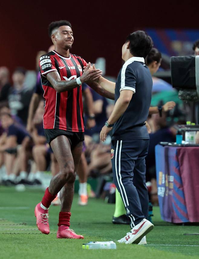▲ 31일 서울월드컵경기장에서 열린 FC바르셀로나 2025 아시아투어 에디션 FC서울과 FC바르셀로나의 경기. 후반전 FC서울&nbsp;린가드가 교체되며 김기동 감독과 하이파이브를 하고 있다. ⓒ&nbsp;연합뉴스