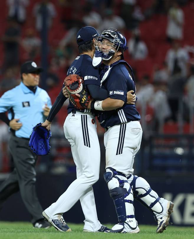 두산 베어스 투수 박신지(왼쪽)가 30일 광주 KIA전에서 연장 11회말 무승부로 끝나자 포수 김기연과 포옹을 나누고 있다. /사진=두산 베어스 제공
