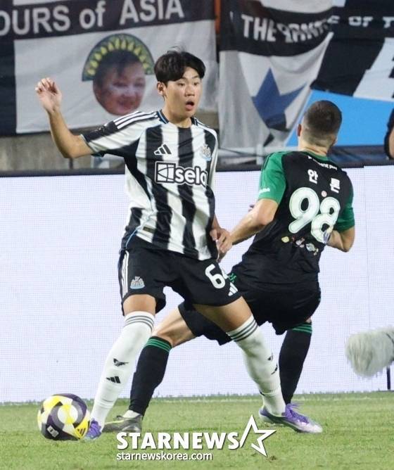 뉴캐슬 유나이티드 공격수 박승수(왼쪽)가 30일 오후 8시 수원월드컵경기장에서 열린 2025 쿠팡플레이 시리즈 1경기 중 안톤과 격돌하고 있다. /사진=김진경 대기자