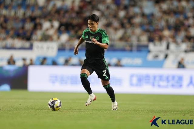 경기에 집중하는 어정원. /사진=한국프로축구연맹 제공