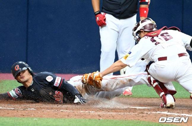 롯데 신윤후(왼쪽)가 지난 2022년 8월 11일 고척 키움전에서 8회 홈스틸을 성공하고 있다.