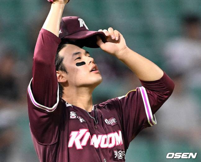 키움 정현우가 30일 SSG전에서 안타를 맞고 아쉬워하고 있다.