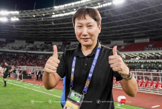 김상식 베트남 축구대표팀 감독이 지난 29일(한국시간) 인도네시아 자카르타의 겔로라 붕 카르노 스타디움에서 열린 2025 아세안축구연맹(AFF) U-23 챔피언십 우승 후 양 엄지를 치켜세우고 있다. /사진=베트남축구연맹(VFF) 공식 홈페이지 갈무리