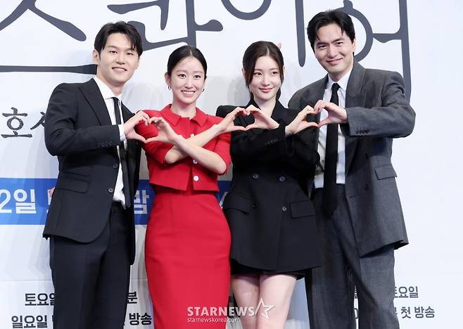배우 이학주, 전혜빈, 정채연, 이진욱이 31일 서울 구로구 더 링크호텔에서 진행된 JTBC 토일드라마 '에스콰이어' 제작발표회에 참석해 포즈를 취하고 있다. /2025.07.31 /사진=김휘선 hwijpg@