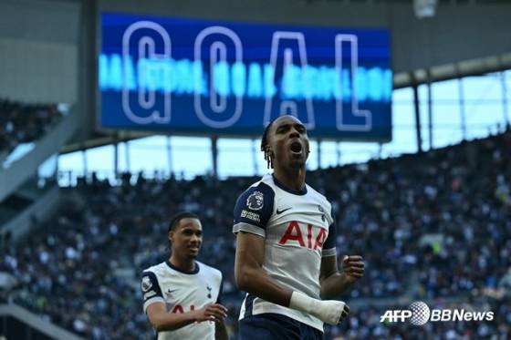 골을 넣고 기뻐하는 마티스 텔(가운데)의 모습. /AFPBBNews=뉴스1