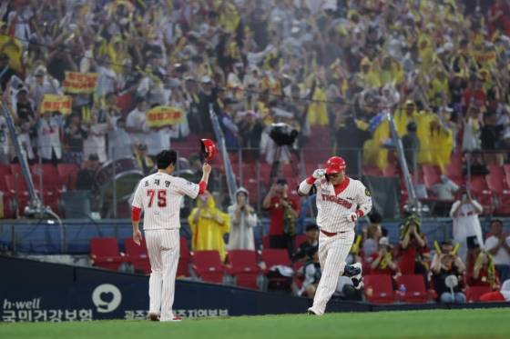 31일 KIA 타이거즈 최형우가 4회 솔로포를 친 뒤 그라운드를 돌고 있다. /사진=KIA 타이거즈 제공