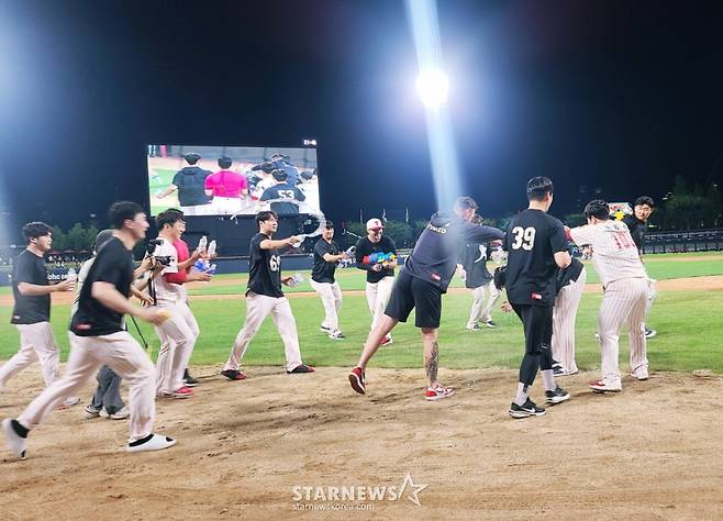 KIA 선수들이 31일 경기 후 승리 투수 한재승을 향해 축하의 세리머니를 펼치고 있다. /사진=김우종 기자