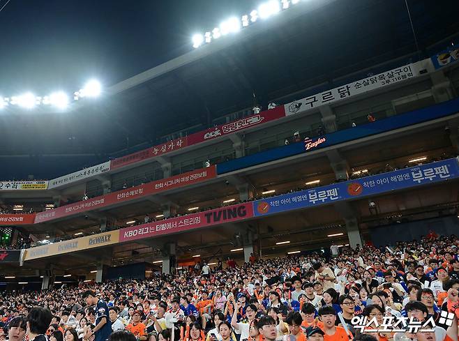 한화 이글스 팬들이 지난 29일 대전 삼성 라이온즈전에서 선수들을 응원하고 있다. 대전, 김한준 기자