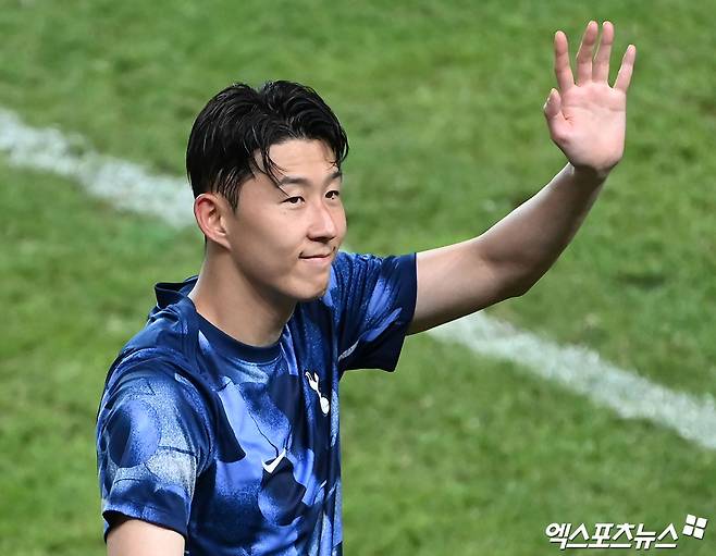 손흥민이 자신에게 최근 러브콜을 보내는 미국 MLS LAFC와의 연봉 290억 계약 대신 토트넘 잔류로 가닥을 잡는 모양새다. 영국 언론은 최근 토트넘 새 사령탑인 토마스 프랭크 감독의 발언을 빌어 손흥민이 2027년까지 남을 수 있다고 보도하는 중이다. 엑스포츠뉴스DB