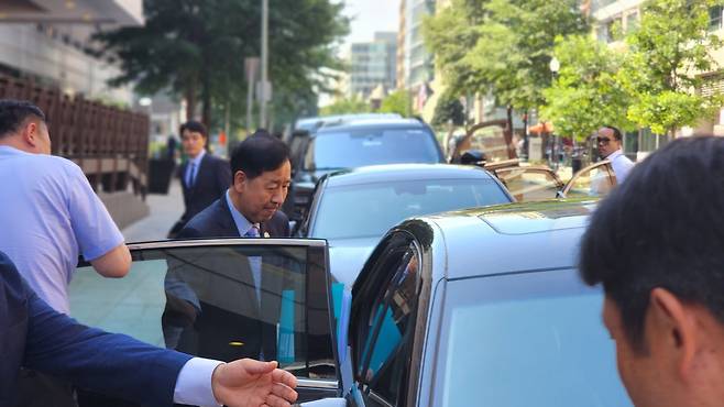 이틀 연속 美상무장관과 통상협의 위해 숙소 나서는 경제부총리 (워싱턴=연합뉴스) 박성민 특파원 = 구윤철 (워싱턴=연합뉴스) 박성민 특파원 = 구윤철 부총리 겸 기획재정부 장관(오른쪽)이 30일(현지시간) 워싱턴DC 미국 상무부 청사에서 하워드 러트닉 미 상무장관과 통상협의를 하기 위해 숙소에서 나서 차량에 올라타고 있다. 2025.7.30. min22@yna.co.kr
