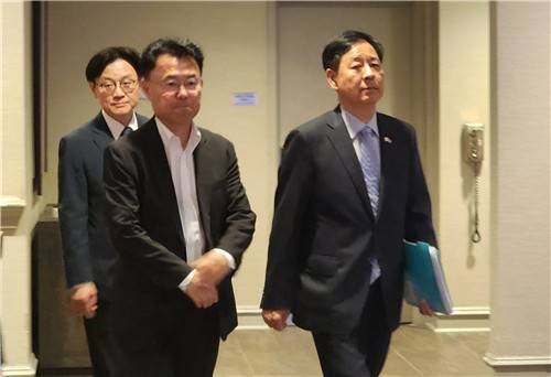 이틀 연속 美상무장관과 통상협의 위해 숙소 나서는 구윤철 경제부총리 (워싱턴=연합뉴스) 박성민 특파원 = 구윤철 부총리 겸 기획재정부 장관(오른쪽)이 30일(현지시간) 워싱턴DC 미국 상무부 청사에서 하워드 러트닉 미 상무장관과 통상협의를 하기 위해 숙소에서 떠나고 있다. 맨 왼쪽은 김정관 산업통상자원부 장관. 2025.7.30. min22@yna.co.kr