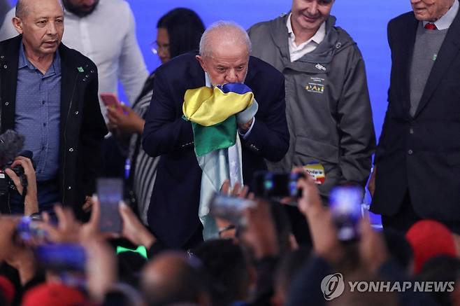 25일(현지시간) 브라질 국기에 키스하는 룰라 대통령 [오사스쿠 로이터=연합뉴스. 재판매 및 DB 금지]