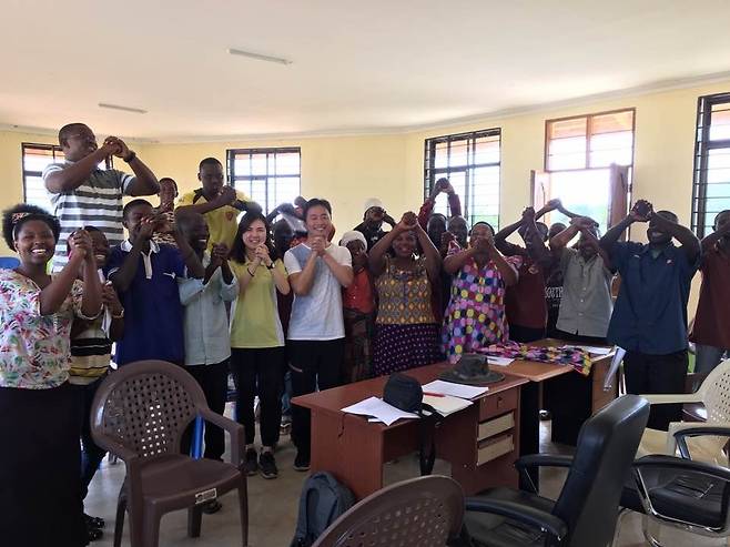 마을 공동체 금융 사업에 참가한 주민들 탄자니아 수도 도도마에서 진행한 제로 헝거 사업의 일환으로 마을 공동체 금융 사업에 참여한 주민들이 기념 촬영을 하고 있다. [김영완 제공. 재판매 및 DB 금지]