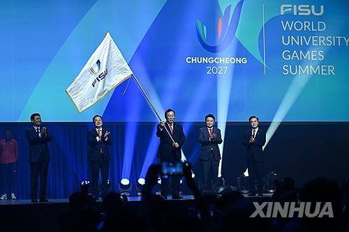 하계 세계대학경기대회 대회기 인수 [연합뉴스 자료사진]