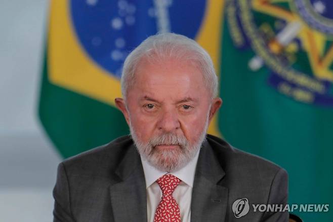 30일(현지시간) 화장품 개발 동물실험 금지 법안에 서명하는 브라질 룰라 대통령 [브라질리아 AFP=연합뉴스. 재판매 및 DB 금지]