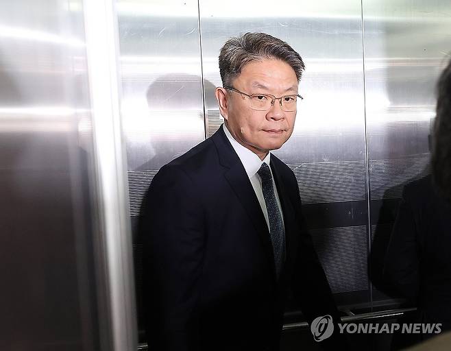 해병특검 승강기 오른 이시원 전 대통령실 공직기강비서관 (서울=연합뉴스) 김주형 기자 = 이시원 전 대통령실 공직기강비서관이 31일 서울 서초구 순직해병특검 사무실에 출석하고 있다. 2025.7.31 kjhpress@yna.co.kr