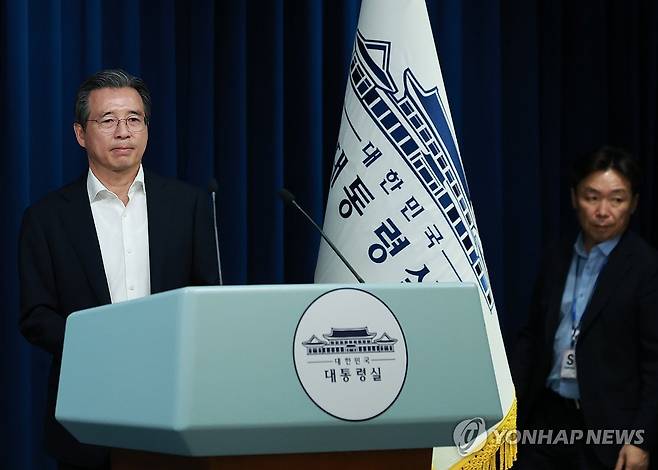 대통령실, 한미 관세 협상 타결 브리핑 (서울=연합뉴스) 홍해인 기자 = 김용범 대통령실 정책실장이 31일 서울 용산 대통령실 청사에서 한미 관세 협상 타결 관련 브리핑을 하기 위해 마이크 앞으로 향하고 있다. 2025.7.31 hihong@yna.co.kr