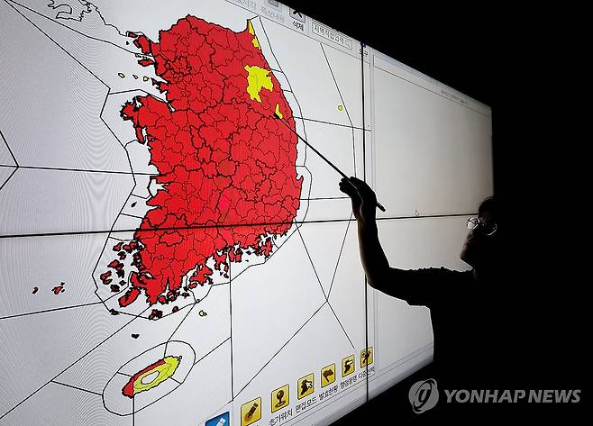 폭염 경보로 물든 한국 (서울=연합뉴스) 김성민 기자 = 무더위가 이어지고 있는 30일 서울 동작구 기상청 모니터에 폭염 특보 발효 지역이 표시되고 있다. 빨간색으로 표시된 곳은 폭염 경보, 노란 곳으로 표시된 곳은 폭염주의보가 발효된 지역이다. 2025.7.30 ksm7976@yna.co.kr