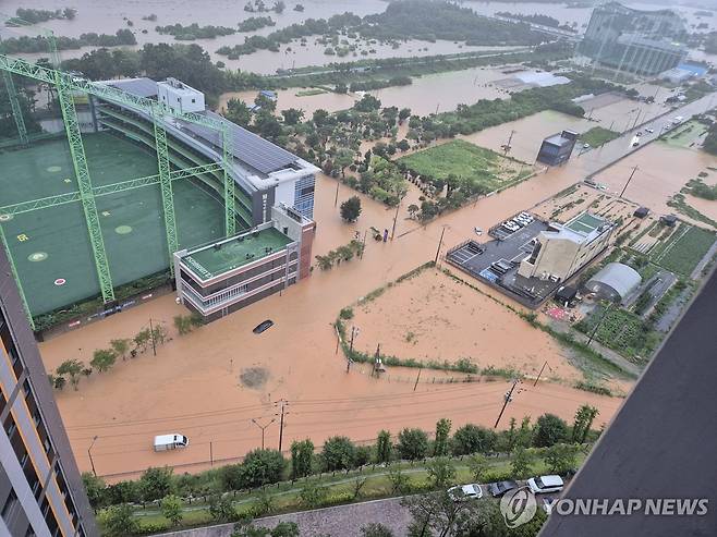 폭우에 잠긴 광주 도로 (광주=연합뉴스) 광주 전역에 극한 호우가 쏟아진 17일 오후 광주 북구 신용동 일대 도로가 침수돼 차량들이 물에 잠겨 있다. 2025.7.17 [독자 제공. 재판매 및 DB 금지] areum@yna.co.kr