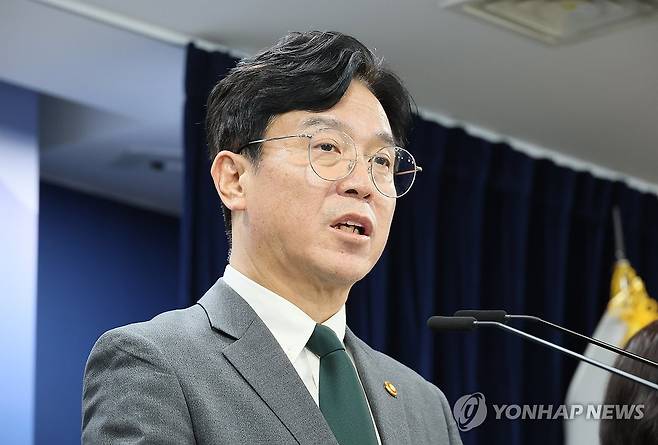 김영훈 장관, 노동조합 및 노동관계조정법 개정안 브리핑 (서울=연합뉴스) 이정훈 기자 = 김영훈 고용노동부 장관이 29일 서울 종로구 정부서울청사에서 노동조합 및 노동관계조정법 개정안(노란봉투법) 관련 브리핑을 하고 있다. 2025.7.29 uwg806@yna.co.kr