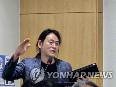 AI 반도체 레니게이드를 들고 있는 백준호 퓨리오사AI 대표 (서울=연합뉴스) 조성미 기자 = 인공지능(AI) 반도체 팹리스 기업 퓨리오사AI 백준호 대표가 9일 국회 의원회관에서 정동영·최형두 의원실 주최, 정보통신산업진흥원 주관으로 열린 국가 AI 정책 및 실행방안 마련 토론회에서 AI반도체 레니게이드를 들고 발언하고 있다. 2025.4.9 csm@yna.co.kr
