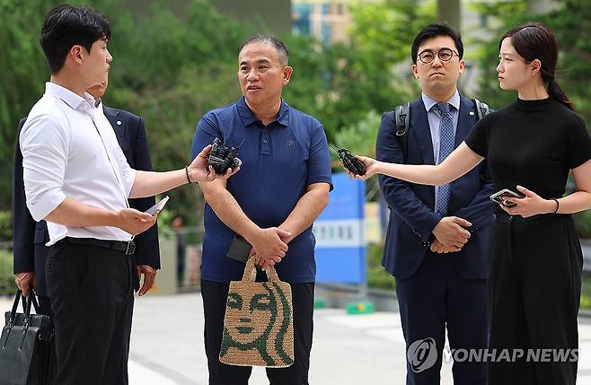 발언하는 명태균 (서울=연합뉴스) 김도훈 기자 = 공천개입 의혹을 받는 정치 브로커 명태균씨가 31일 뇌물공여 혐의 피의자 신분으로 조사를 받기 위해 서울 종로구에 위치한 김건희 특검 사무실로 출석하며 취재진 앞에서 발언하고 있다. 2025.7.31 superdoo82@yna.co.kr